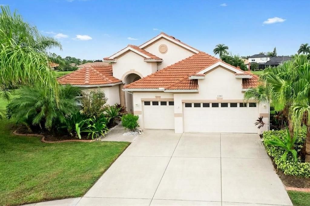 En Venta: $635,000 (4 camas, 3 baños, 2711 Pies cuadrados)