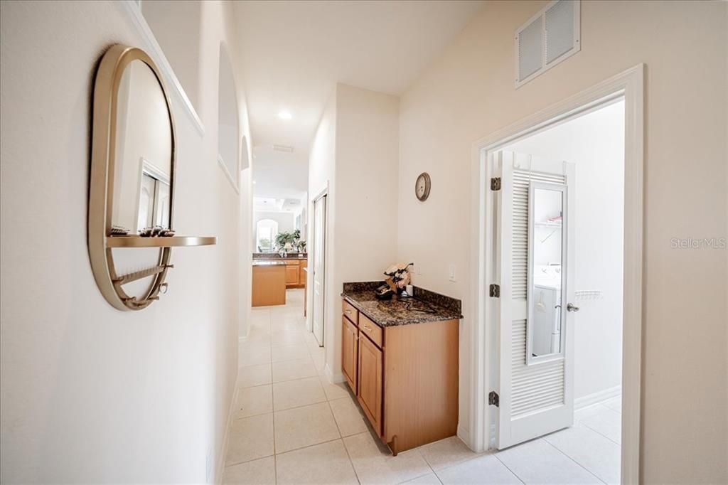 En Venta: $635,000 (4 camas, 3 baños, 2711 Pies cuadrados)