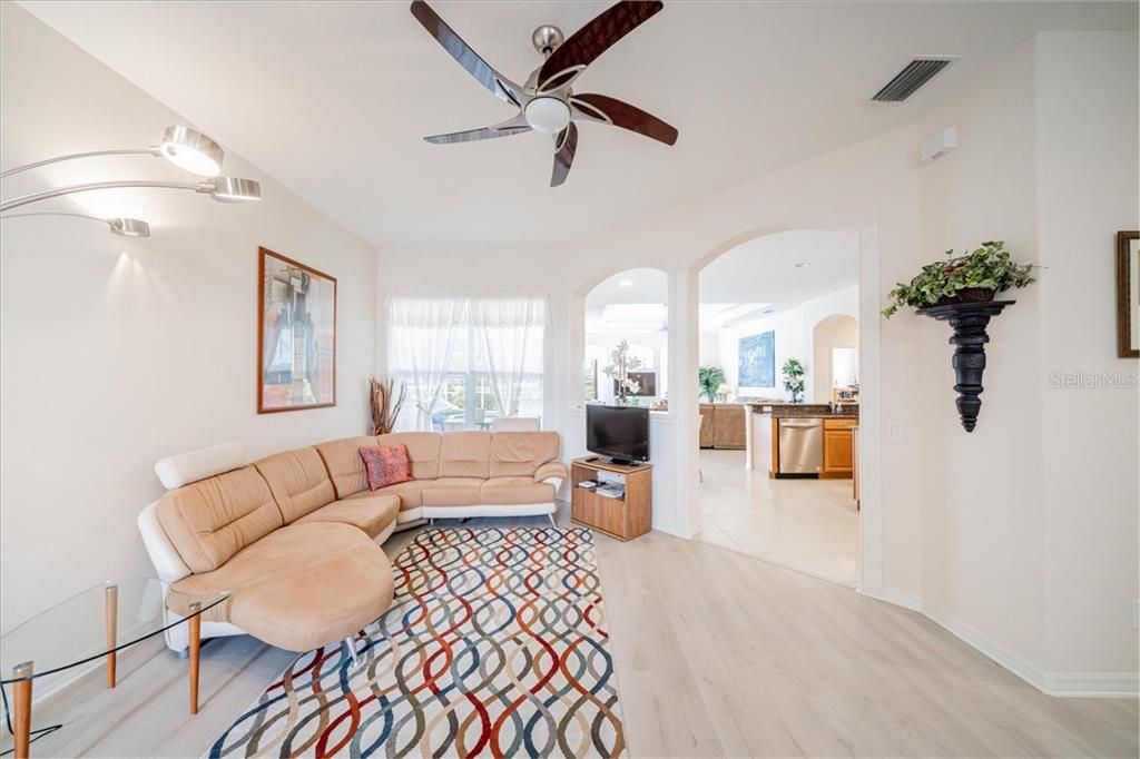 En Venta: $635,000 (4 camas, 3 baños, 2711 Pies cuadrados)