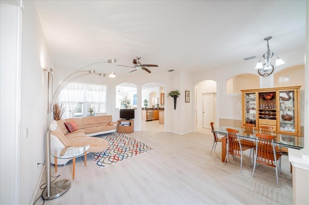 En Venta: $635,000 (4 camas, 3 baños, 2711 Pies cuadrados)