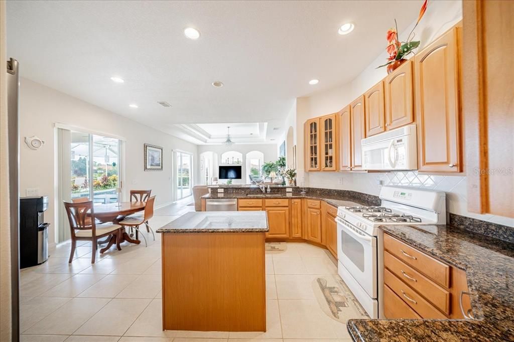 En Venta: $635,000 (4 camas, 3 baños, 2711 Pies cuadrados)