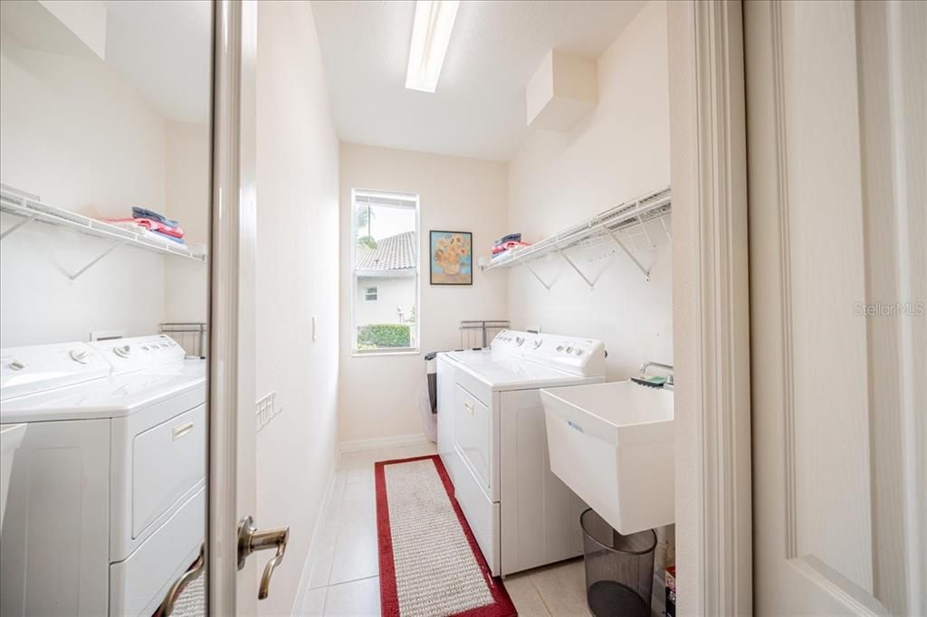 En Venta: $635,000 (4 camas, 3 baños, 2711 Pies cuadrados)