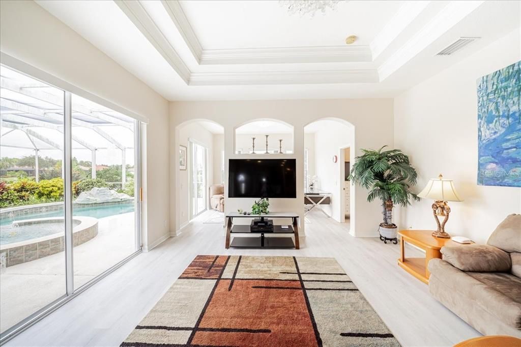En Venta: $635,000 (4 camas, 3 baños, 2711 Pies cuadrados)