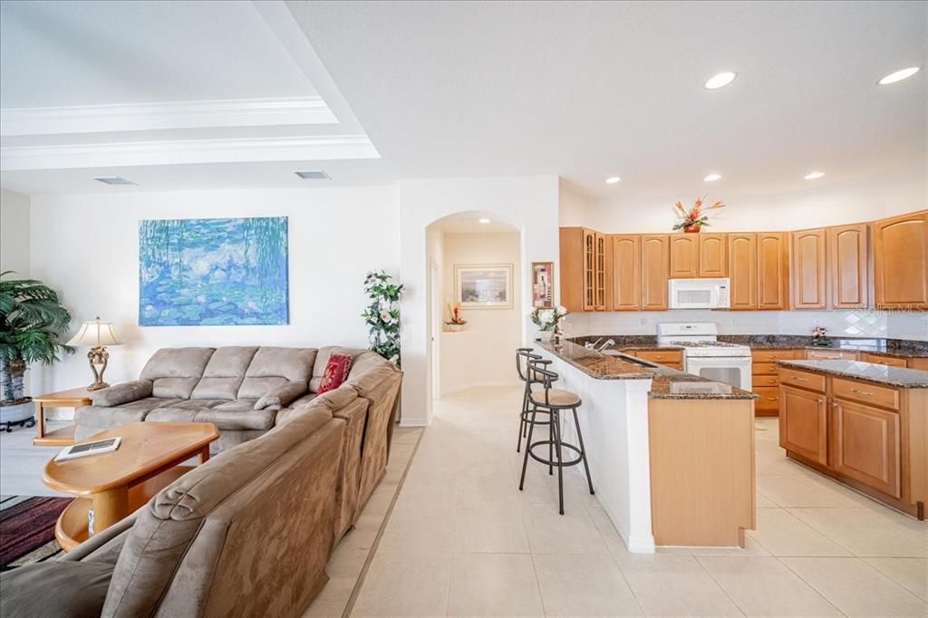 En Venta: $635,000 (4 camas, 3 baños, 2711 Pies cuadrados)