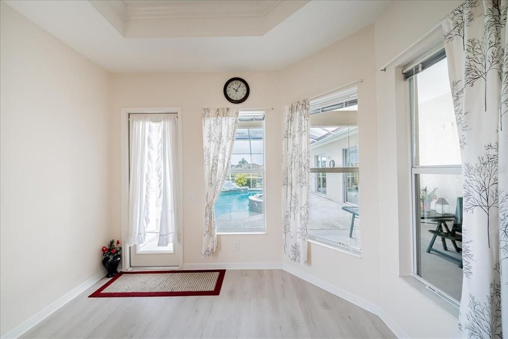 En Venta: $635,000 (4 camas, 3 baños, 2711 Pies cuadrados)