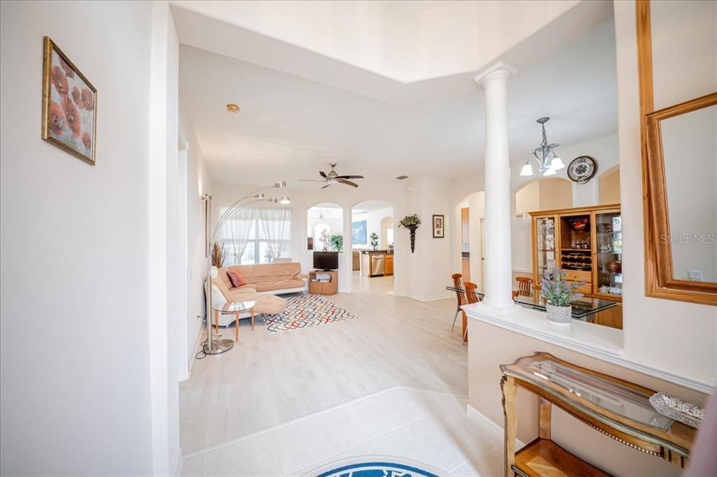 En Venta: $635,000 (4 camas, 3 baños, 2711 Pies cuadrados)