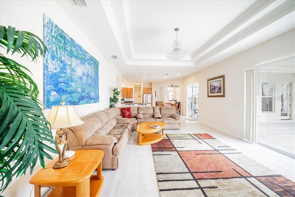 En Venta: $635,000 (4 camas, 3 baños, 2711 Pies cuadrados)