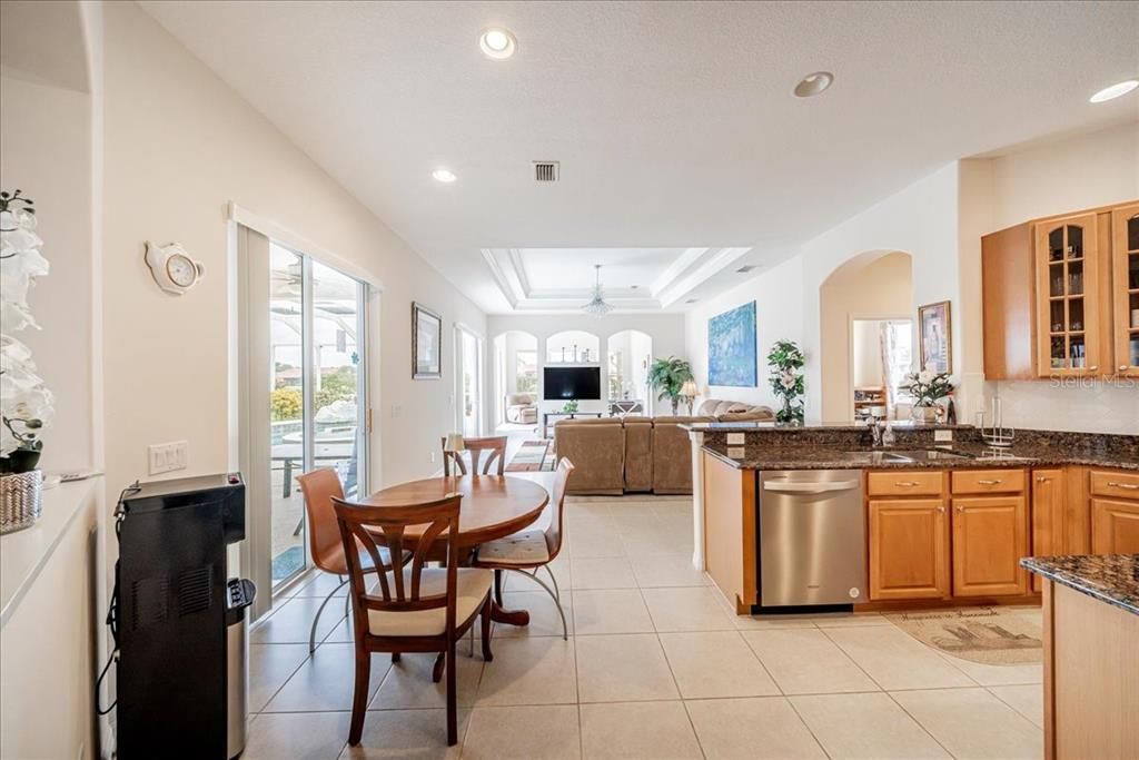 En Venta: $635,000 (4 camas, 3 baños, 2711 Pies cuadrados)