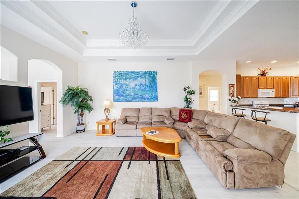 En Venta: $635,000 (4 camas, 3 baños, 2711 Pies cuadrados)
