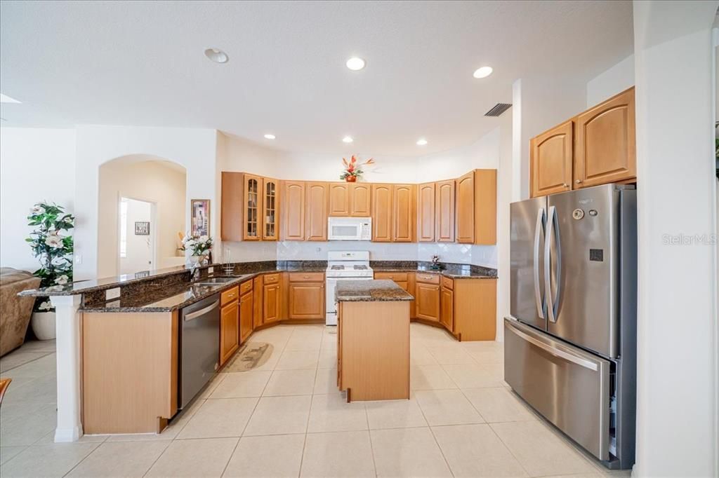 En Venta: $635,000 (4 camas, 3 baños, 2711 Pies cuadrados)