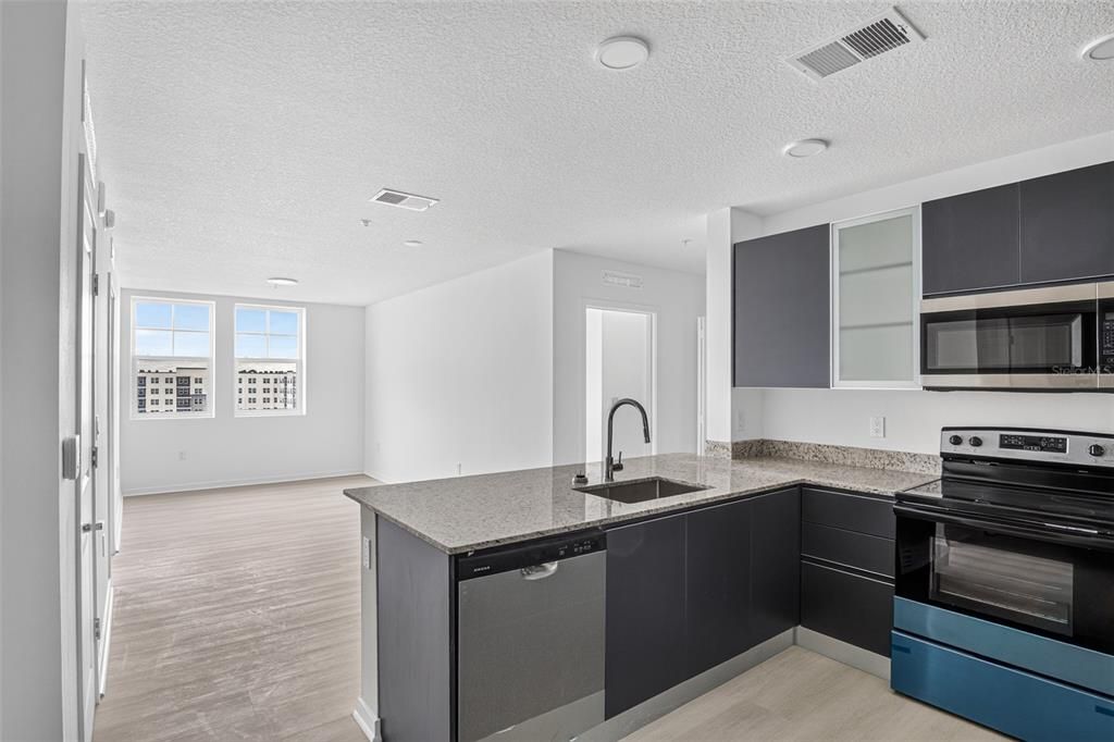 For Sale: $305,000 (2 beds, 2 baths, 1023 Square Feet)