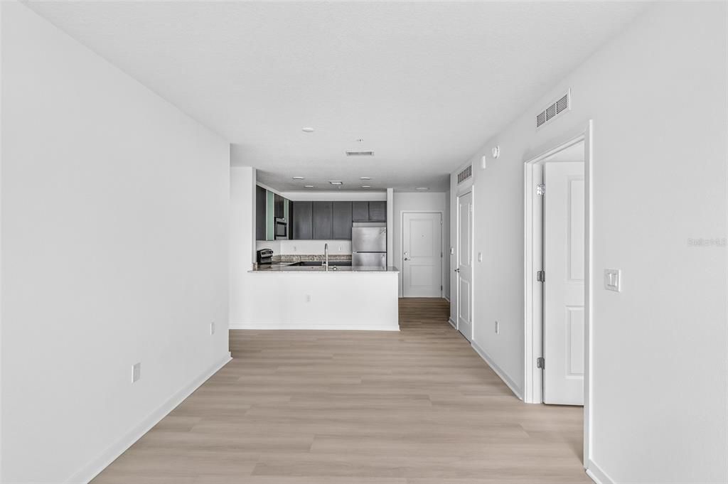For Sale: $305,000 (2 beds, 2 baths, 1023 Square Feet)