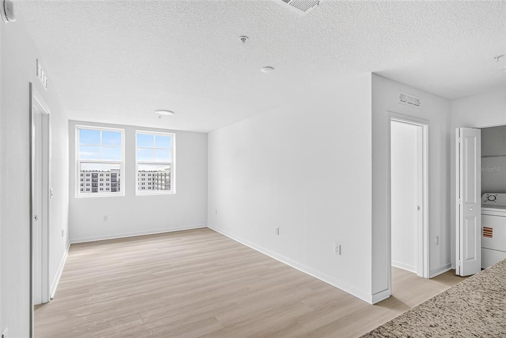 For Sale: $305,000 (2 beds, 2 baths, 1023 Square Feet)