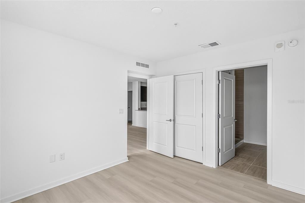 For Sale: $305,000 (2 beds, 2 baths, 1023 Square Feet)