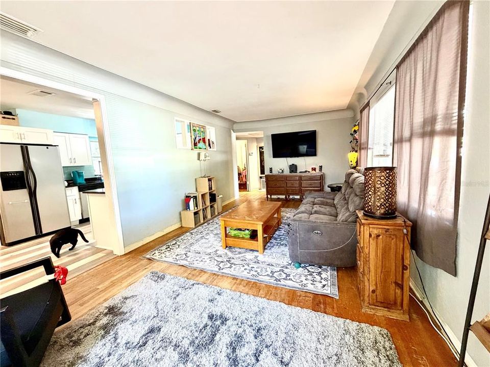 For Sale: $320,000 (3 beds, 1 baths, 1147 Square Feet)
