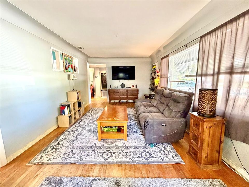 For Sale: $320,000 (3 beds, 1 baths, 1147 Square Feet)