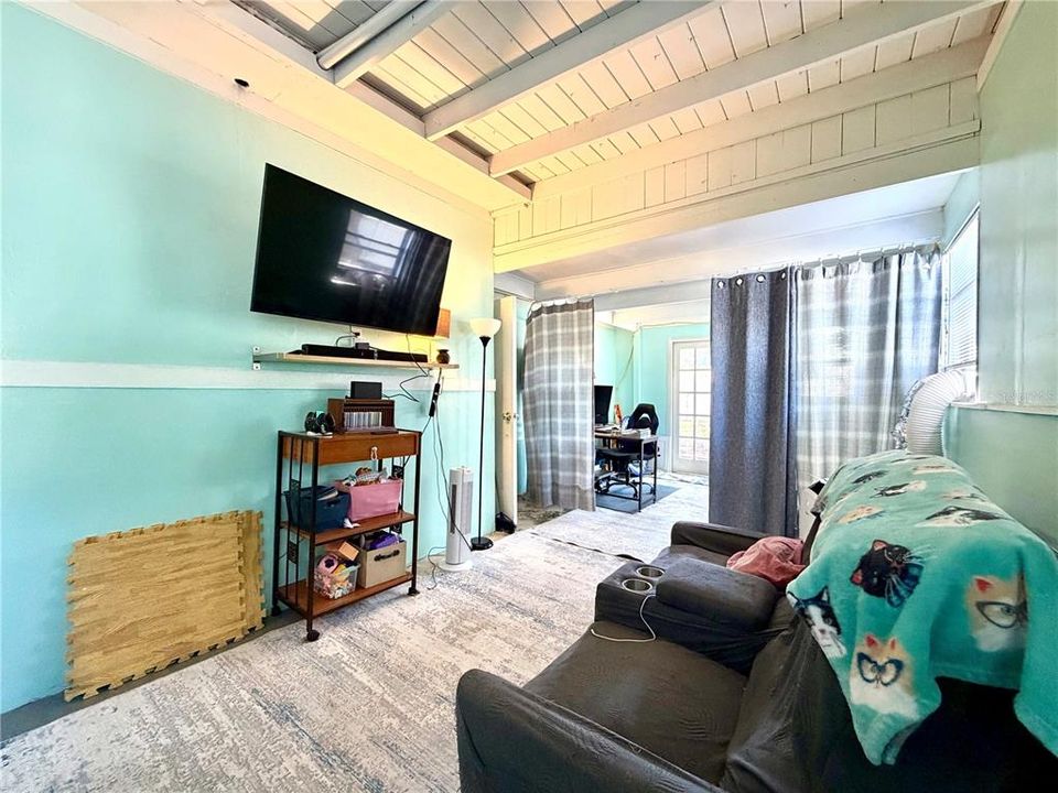 For Sale: $320,000 (3 beds, 1 baths, 1147 Square Feet)