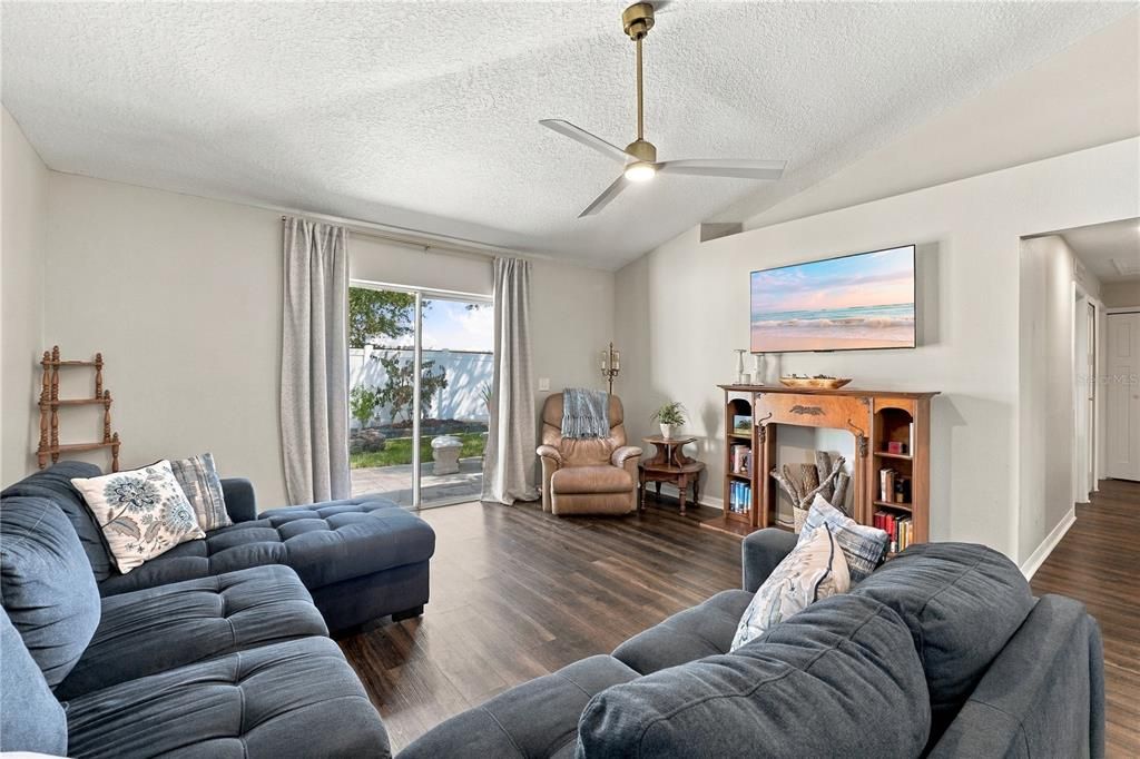 For Sale: $375,000 (4 beds, 2 baths, 1974 Square Feet)