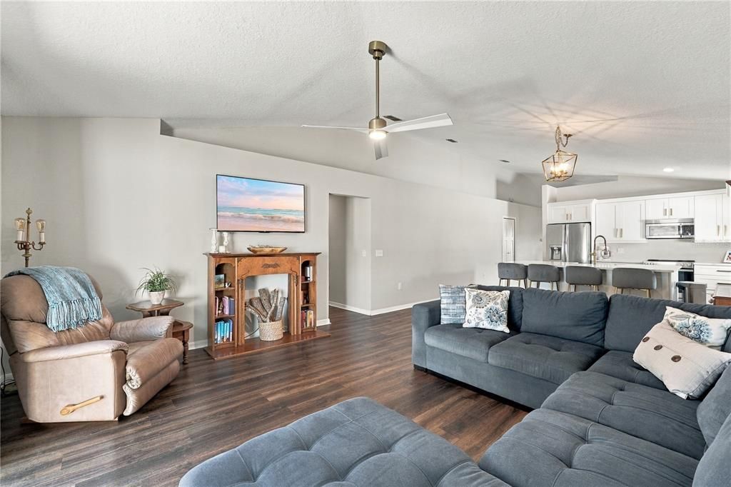 For Sale: $375,000 (4 beds, 2 baths, 1974 Square Feet)