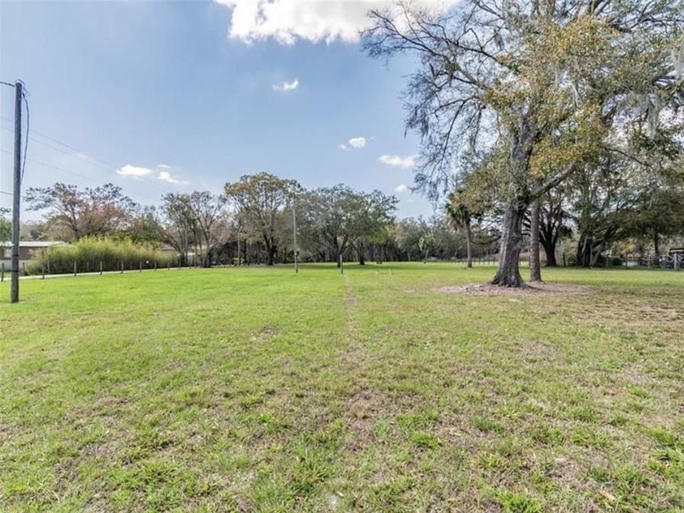 待售: $639,000 (5.07 acres)