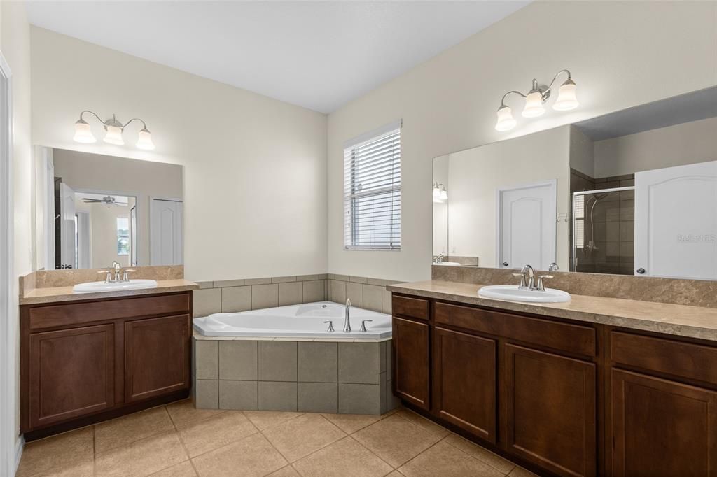 For Sale: $335,000 (3 beds, 2 baths, 1818 Square Feet)