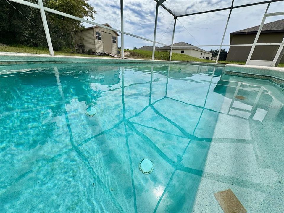 For Rent: $2,300 (4 beds, 2 baths, 2007 Square Feet)