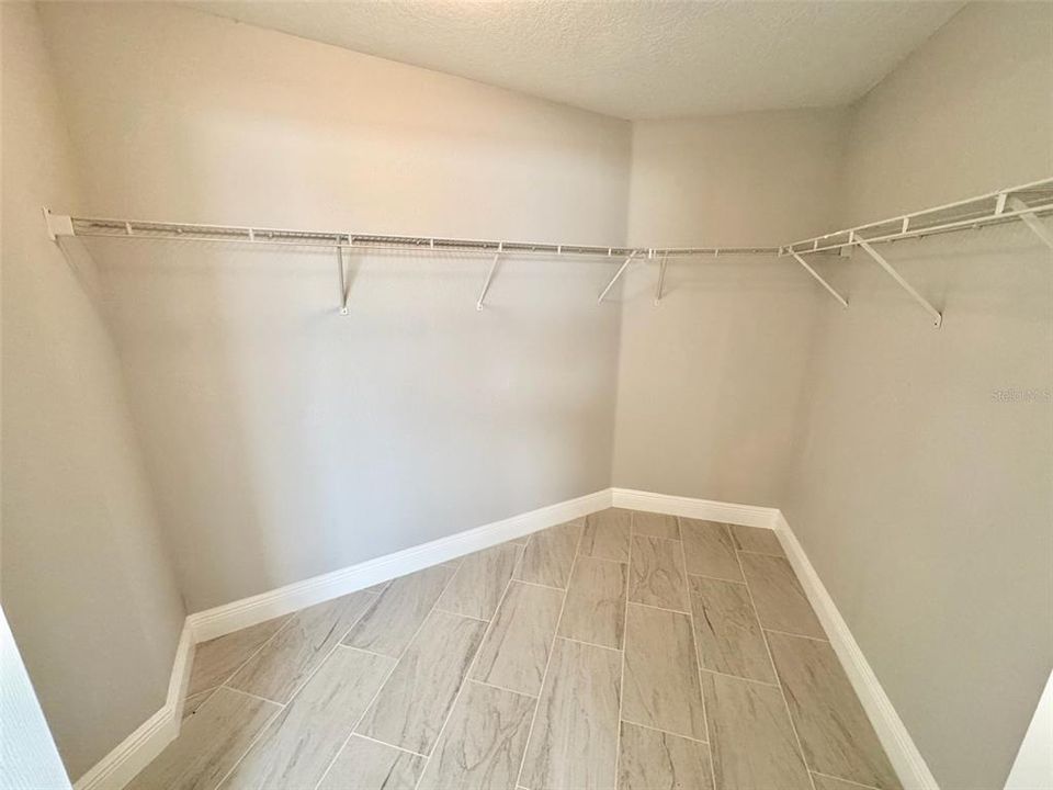 For Rent: $2,300 (4 beds, 2 baths, 2007 Square Feet)