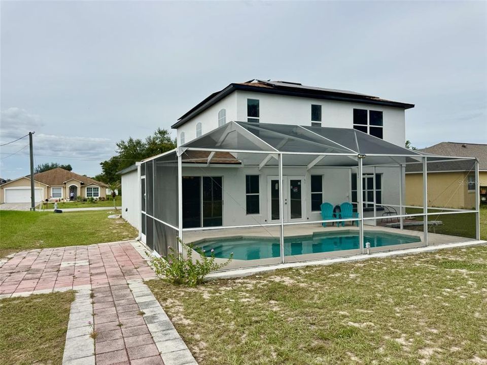 For Rent: $2,300 (4 beds, 2 baths, 2007 Square Feet)