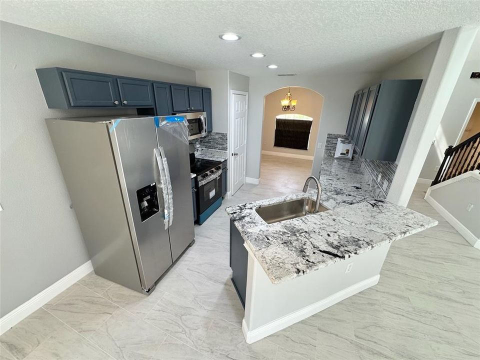 For Rent: $2,300 (4 beds, 2 baths, 2007 Square Feet)