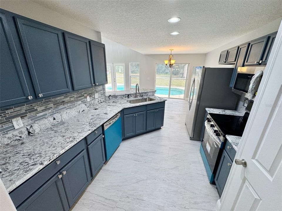 For Rent: $2,300 (4 beds, 2 baths, 2007 Square Feet)