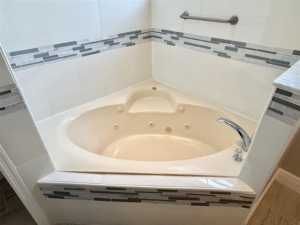 For Rent: $2,300 (4 beds, 2 baths, 2007 Square Feet)