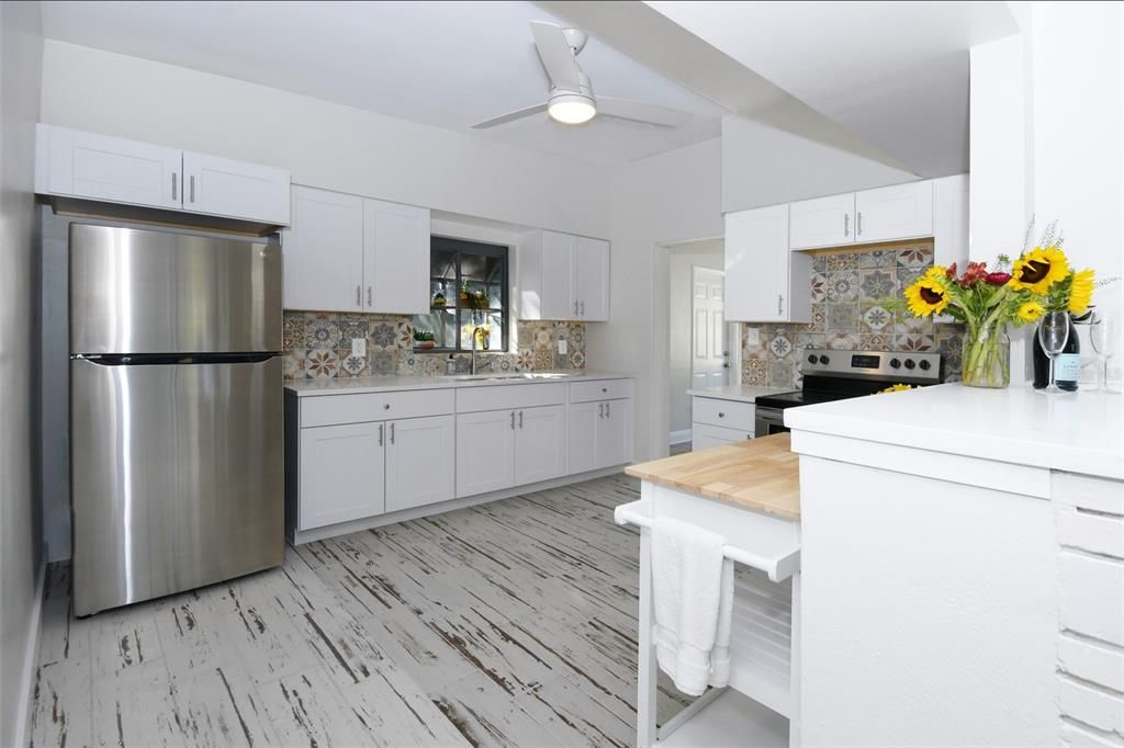 For Rent: $2,300 (2 beds, 1 baths, 1152 Square Feet)