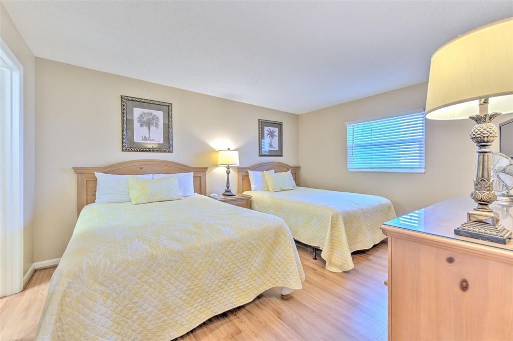 For Sale: $660,000 (1 beds, 1 baths, 895 Square Feet)