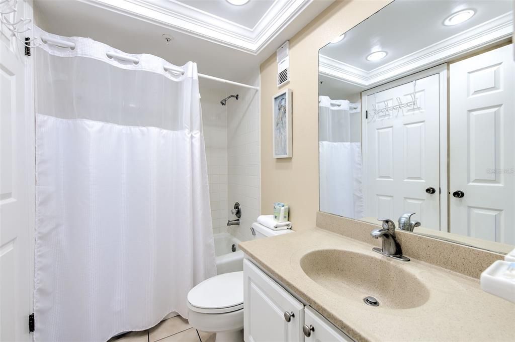 For Sale: $660,000 (1 beds, 1 baths, 895 Square Feet)