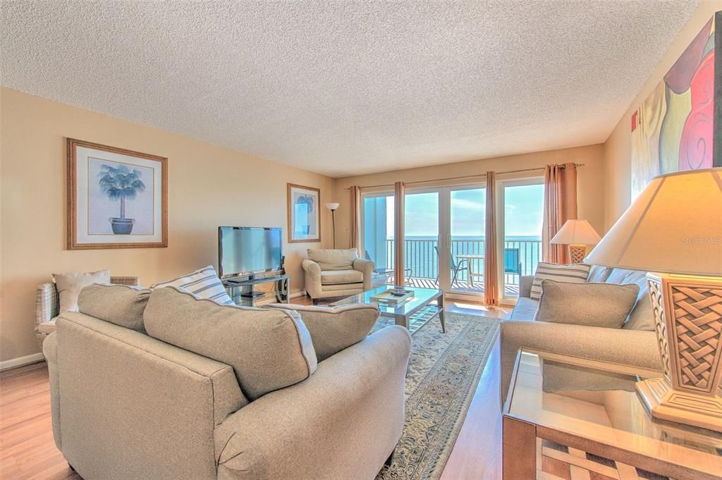 For Sale: $660,000 (1 beds, 1 baths, 895 Square Feet)