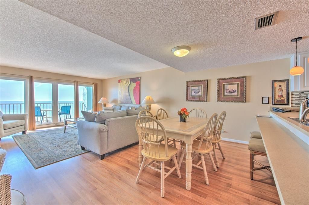 For Sale: $660,000 (1 beds, 1 baths, 895 Square Feet)