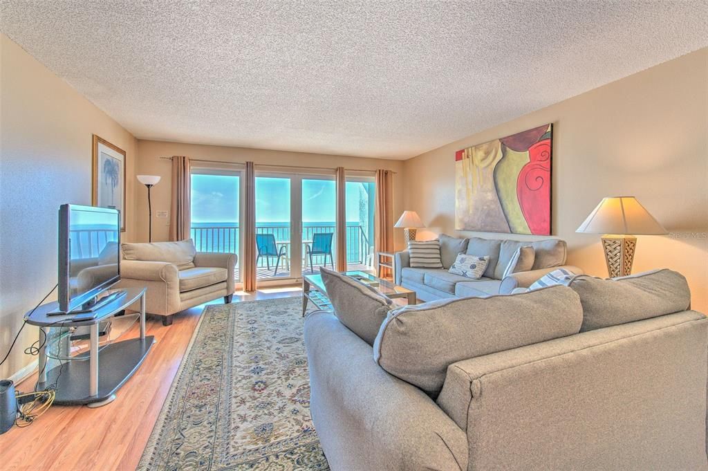 For Sale: $660,000 (1 beds, 1 baths, 895 Square Feet)