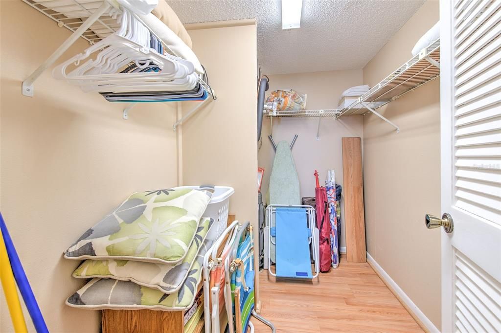 For Sale: $660,000 (1 beds, 1 baths, 895 Square Feet)
