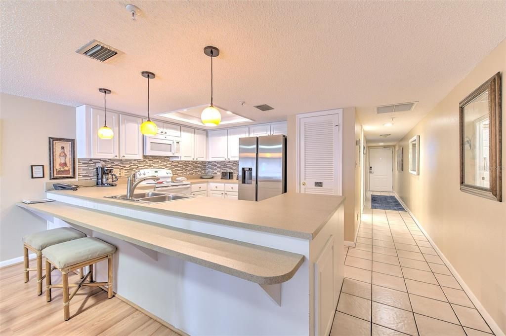 For Sale: $660,000 (1 beds, 1 baths, 895 Square Feet)