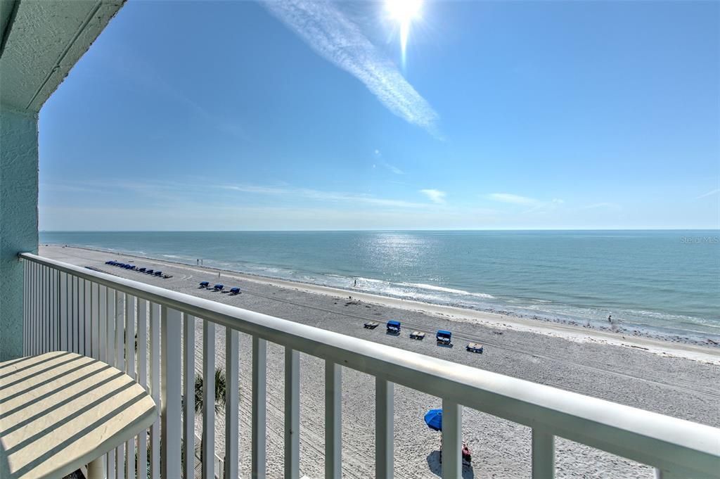 For Sale: $660,000 (1 beds, 1 baths, 895 Square Feet)