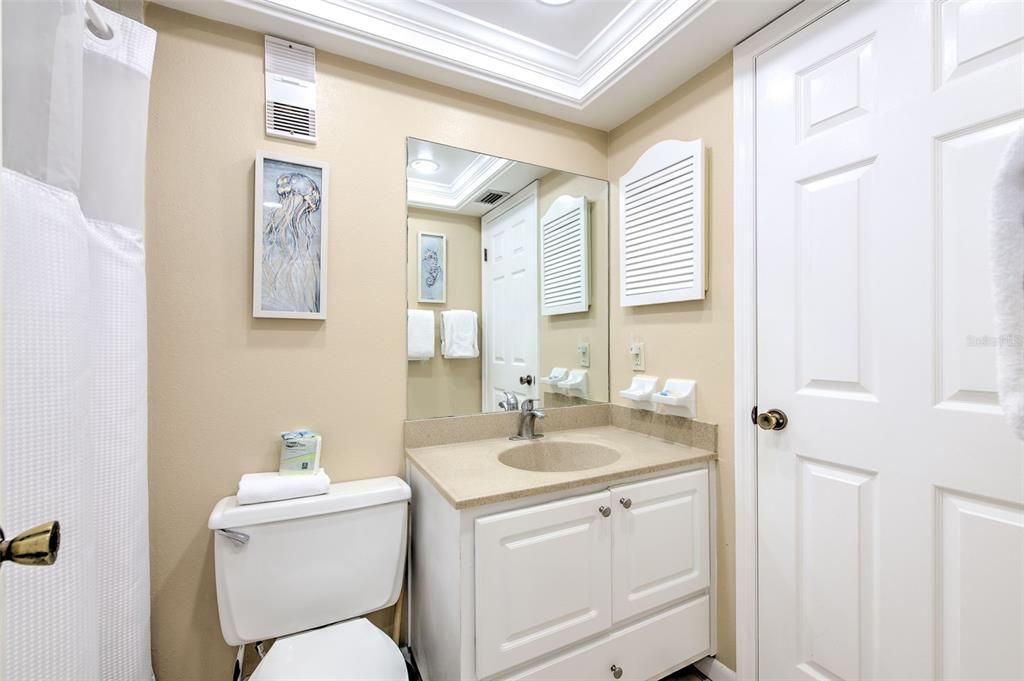 For Sale: $660,000 (1 beds, 1 baths, 895 Square Feet)