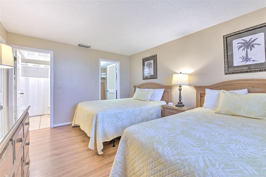 For Sale: $660,000 (1 beds, 1 baths, 895 Square Feet)