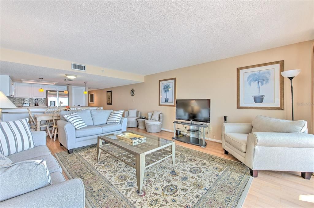 For Sale: $660,000 (1 beds, 1 baths, 895 Square Feet)