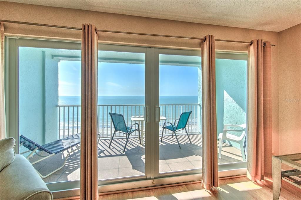 For Sale: $660,000 (1 beds, 1 baths, 895 Square Feet)