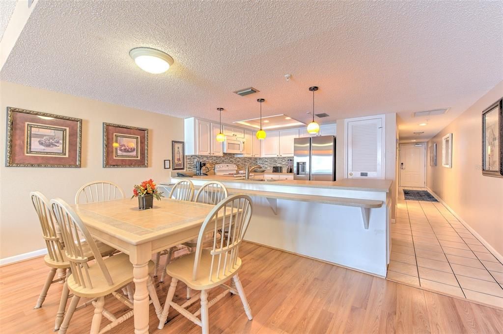 For Sale: $660,000 (1 beds, 1 baths, 895 Square Feet)