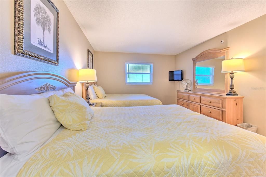 For Sale: $660,000 (1 beds, 1 baths, 895 Square Feet)