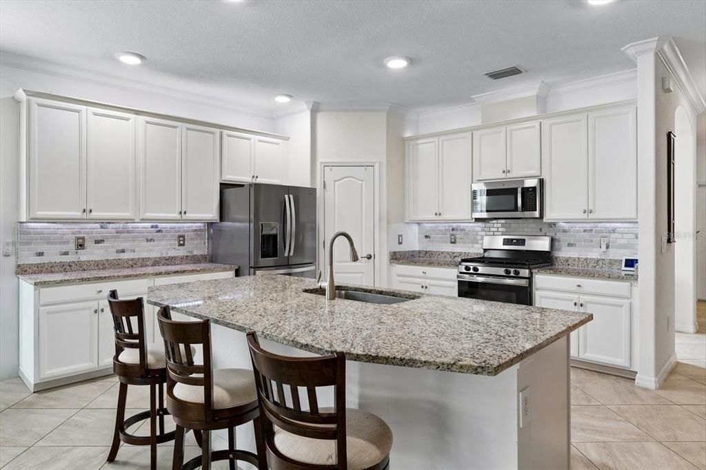 For Sale: $449,999 (2 beds, 2 baths, 1965 Square Feet)