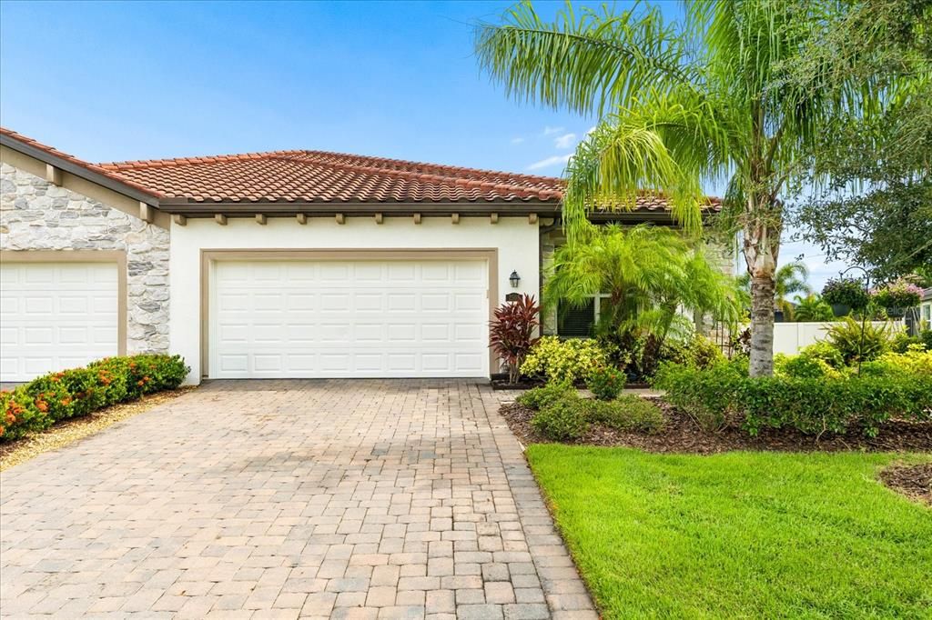 For Sale: $449,999 (2 beds, 2 baths, 1965 Square Feet)