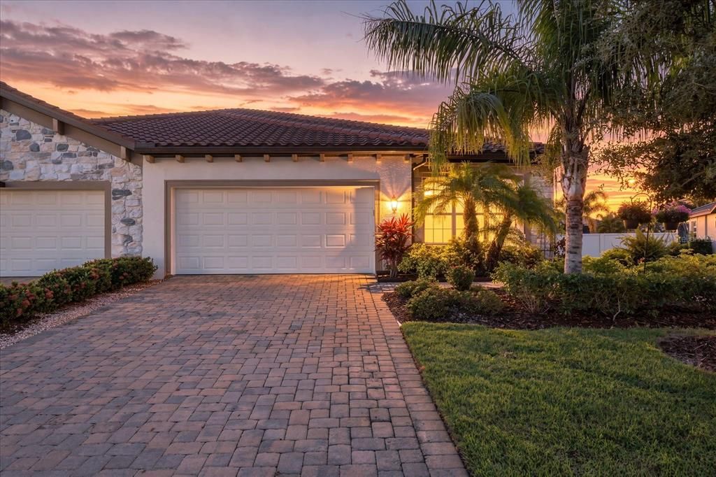 For Sale: $449,999 (2 beds, 2 baths, 1965 Square Feet)