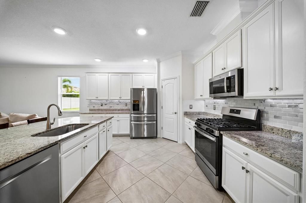 For Sale: $449,999 (2 beds, 2 baths, 1965 Square Feet)